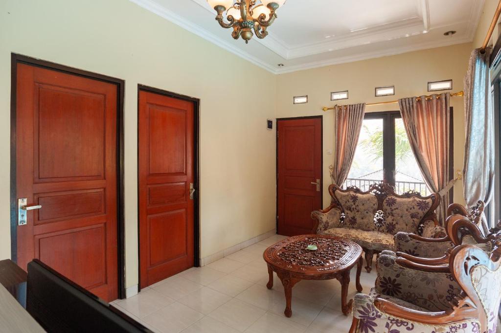 Posezení v ubytování Urbanview Resort Syariah Khansa Cisarua Puncak by RedDoorz
