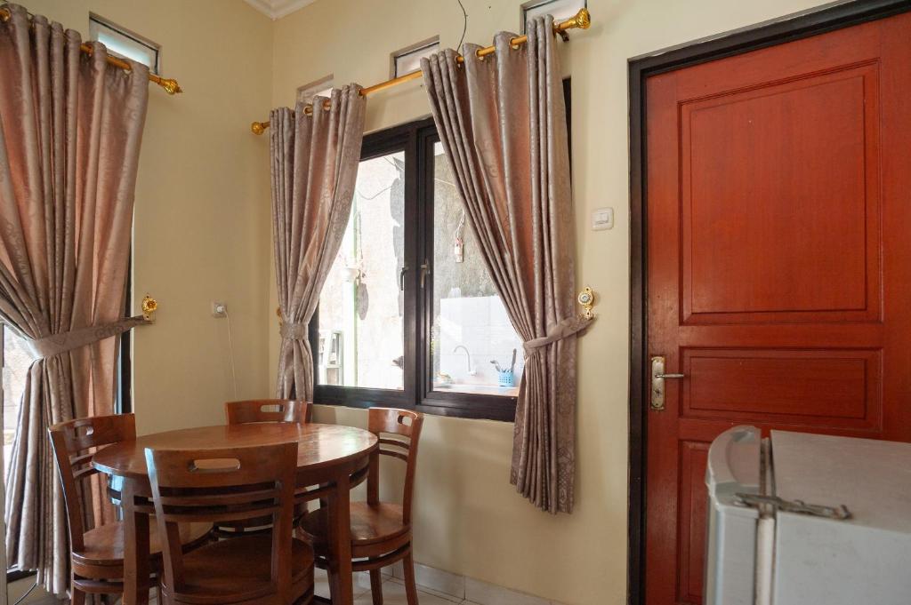 Fotografie z fotogalerie ubytování Urbanview Resort Syariah Khansa Cisarua Puncak by RedDoorz v destinaci Tagalbato