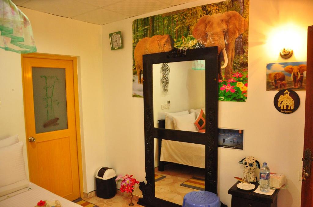 TV a/nebo společenská místnost v ubytování Another World Hostel Sigiriya