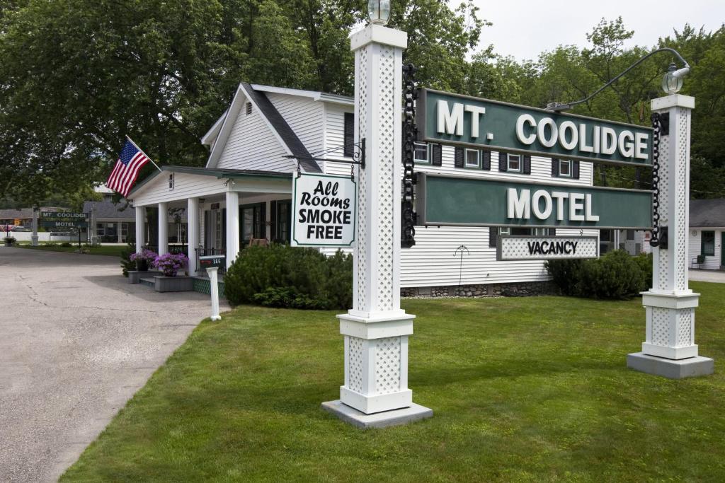 un panneau indiquant un motel devant une maison dans l'établissement Mount Coolidge Motel, à Lincoln