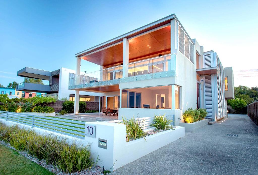 ダンズボローにあるNumber 10 I Private Propertiesの大きな白い家