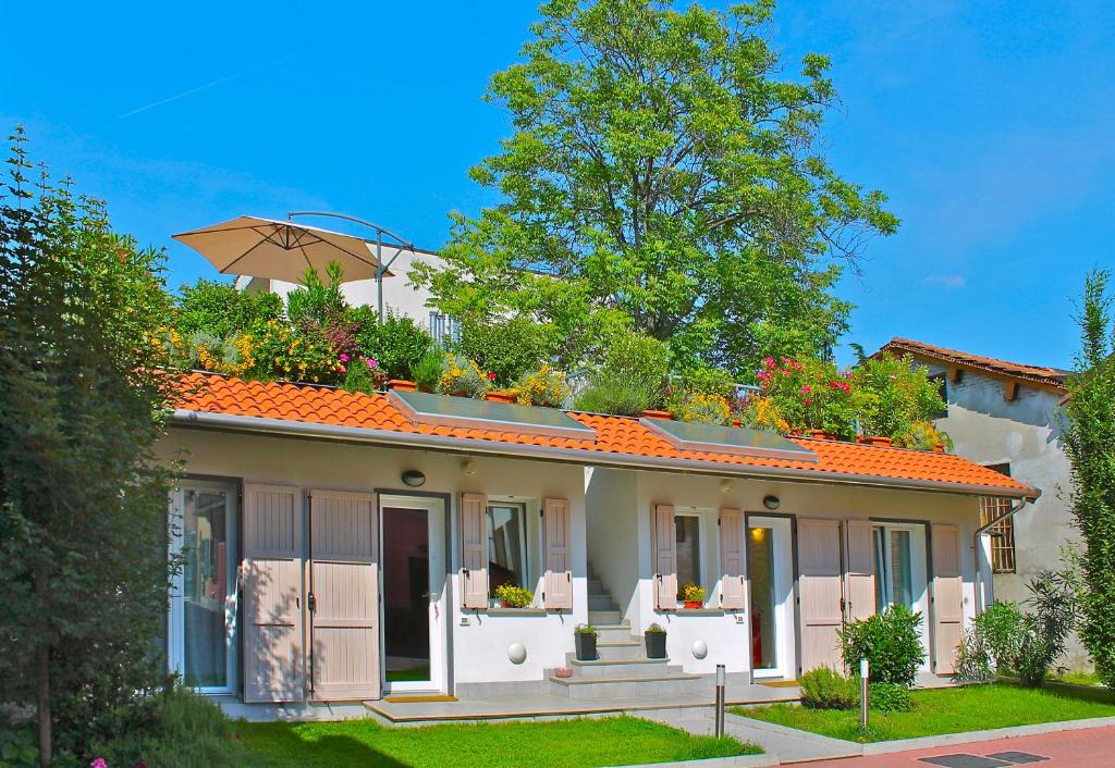 une maison avec un toit orange et un arbre dans l'établissement Appartamenti Borghetto Panigale, à Bologne