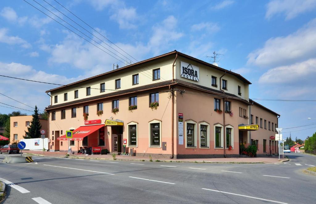 een groot gebouw op de hoek van een straat bij Hotel Isora in Ostrava