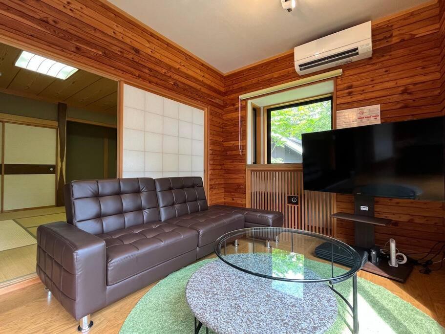 TV a/nebo společenská místnost v ubytování FOREST HOUSE