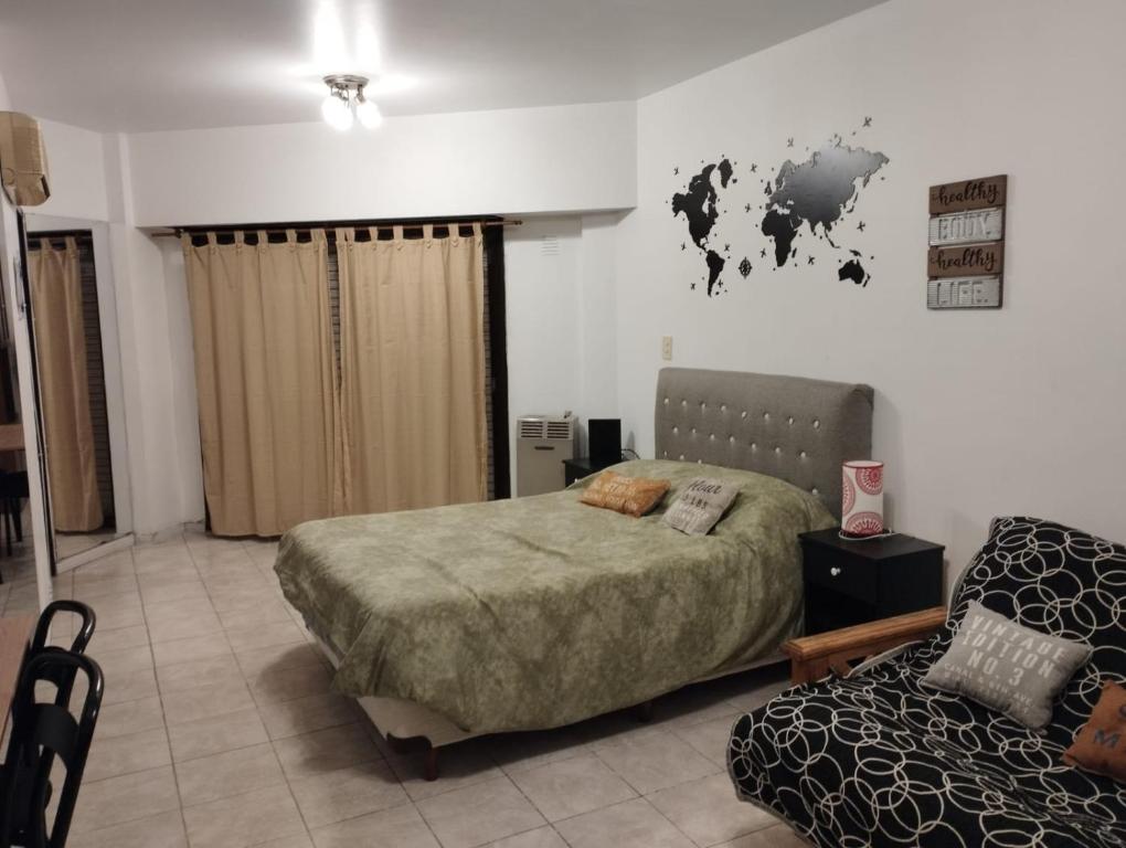 1 dormitorio con 1 cama, 1 sofá y un mapa en la pared en Cálido alojamiento en Belgrano en Buenos Aires