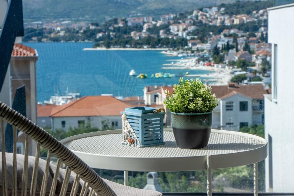 a potted plant sitting on a table on a balcony at Apartment Ladan in Trogir