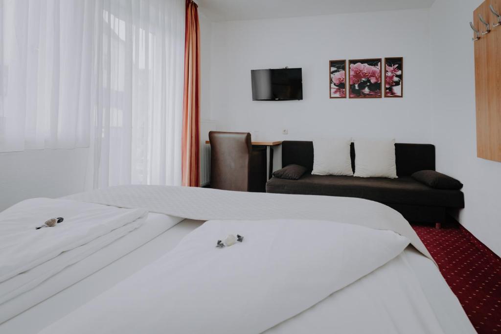Postel nebo postele na pokoji v ubytování Sporthotel Kitz inkl Sommercard, kostenlose Maut für die Großglockner Hochalpenstraße, zentrale Lage mit bestem Ausblick