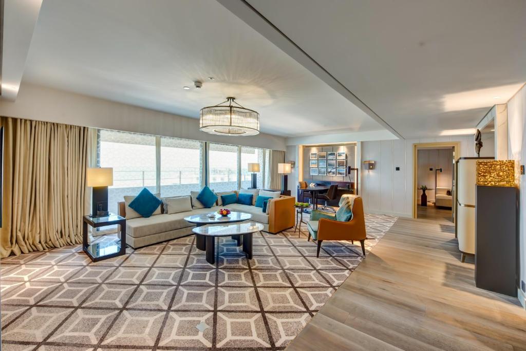 InterContinental Muscat, an IHG Hotel - Deluxe Club King Suite Mit Balkon