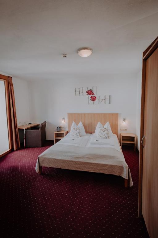 Postel nebo postele na pokoji v ubytování Sporthotel Kitz inkl Sommercard, kostenlose Maut für die Großglockner Hochalpenstraße, zentrale Lage mit bestem Ausblick
