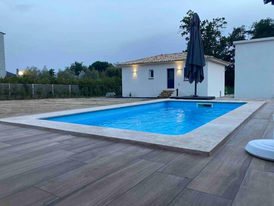 Villa mina في جيزنوكسيا: مسبح مع مظله بجانب المنزل