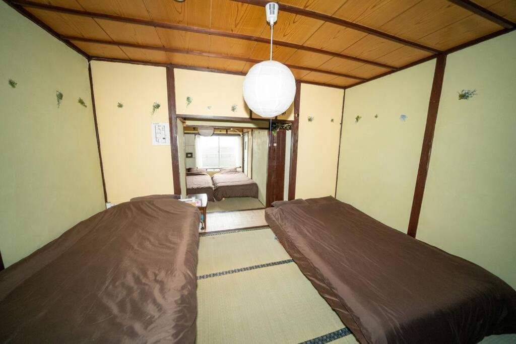 Habitación con 2 camas en una habitación en I LOVE OSAKA, en Osaka
