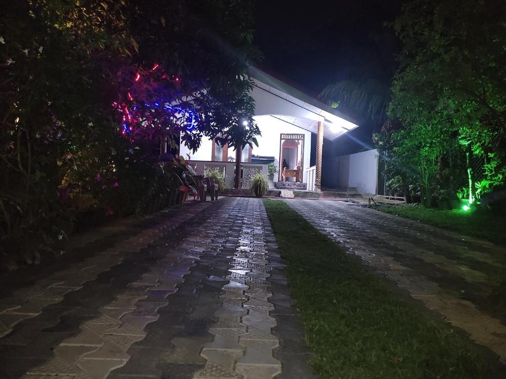 Zahrada ubytování Red Rose Villa Mirissa