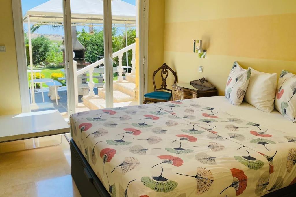 une chambre avec un lit avec une couette colorée dans l'établissement Madrid city modern apartment in villa, free WIFI, à Arroyomolinos