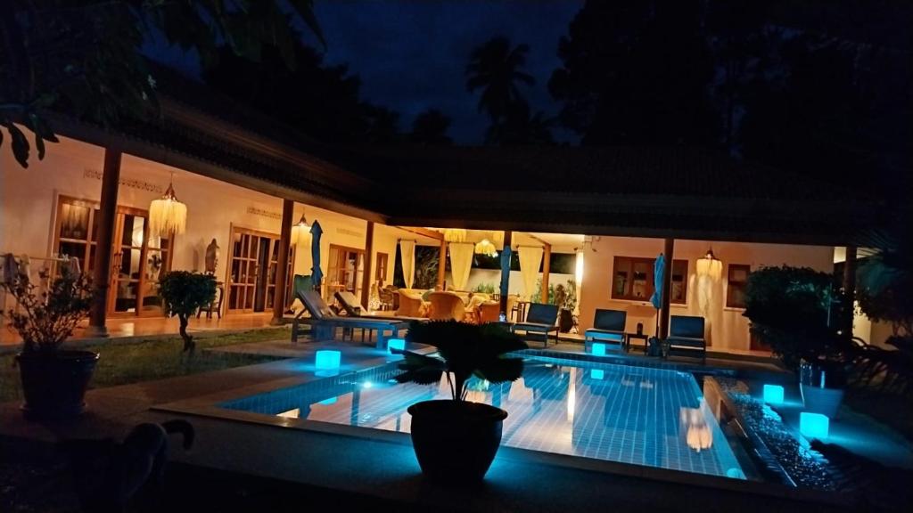 Bazén v ubytování Laura Guest House-adult only- nebo v jeho okolí