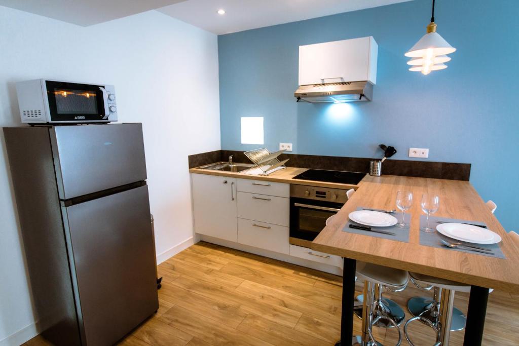 Home2Stay Valognes - One-Bedroom Apartment D