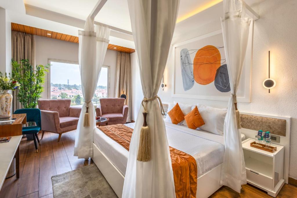 Postel nebo postele na pokoji v ubytování Clarion Hotel Dehradun