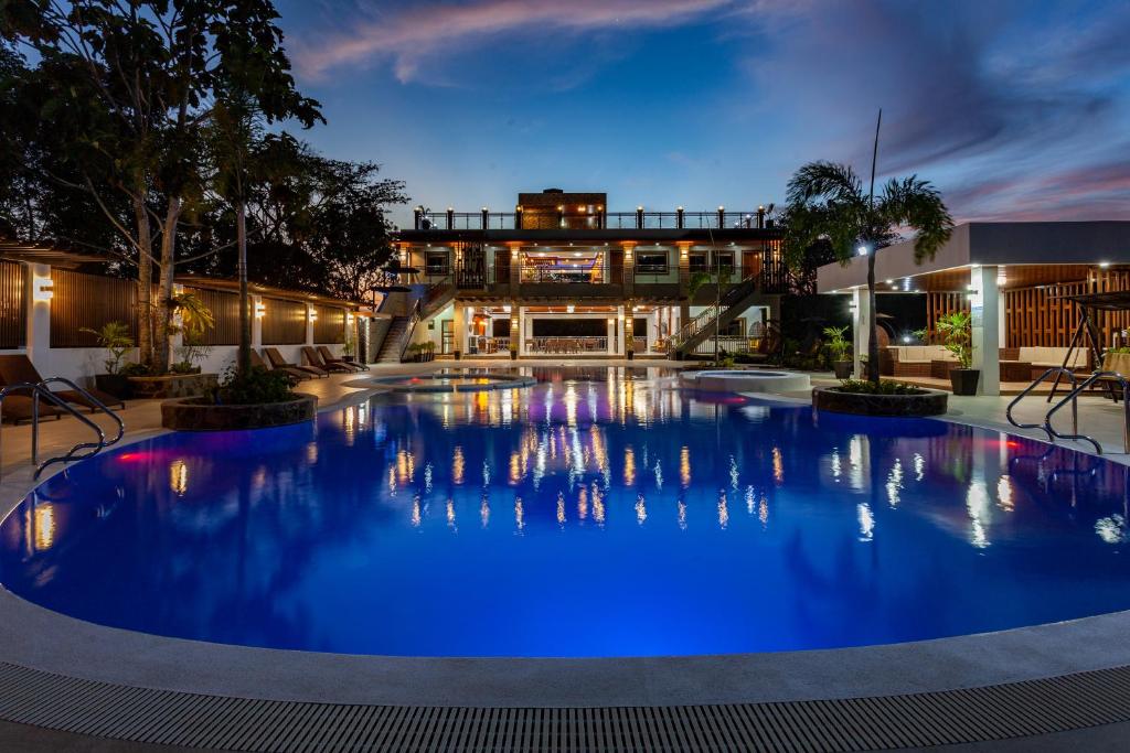 una gran piscina azul frente a un edificio en Greenridge Resort, en Candelaria