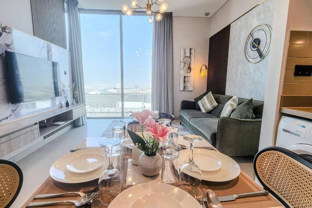STAY BY LATINEM Luxury 1BR Holiday Home CVR B3106 near Burj Khalifa
