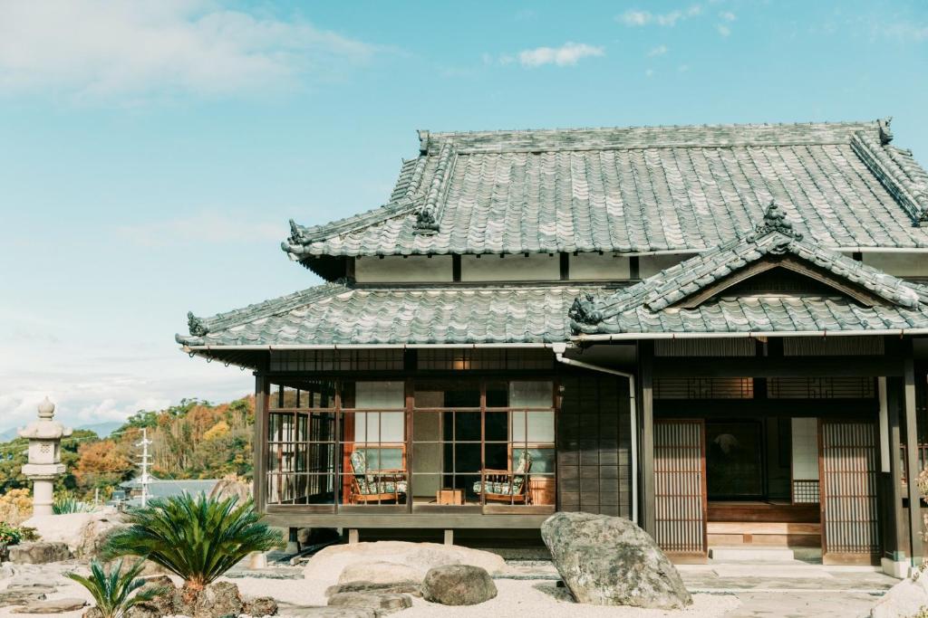 Ieura的住宿－Tokuto"King Villa" - Vacation STAY 73553v，亚洲风格的房屋,设有屋顶