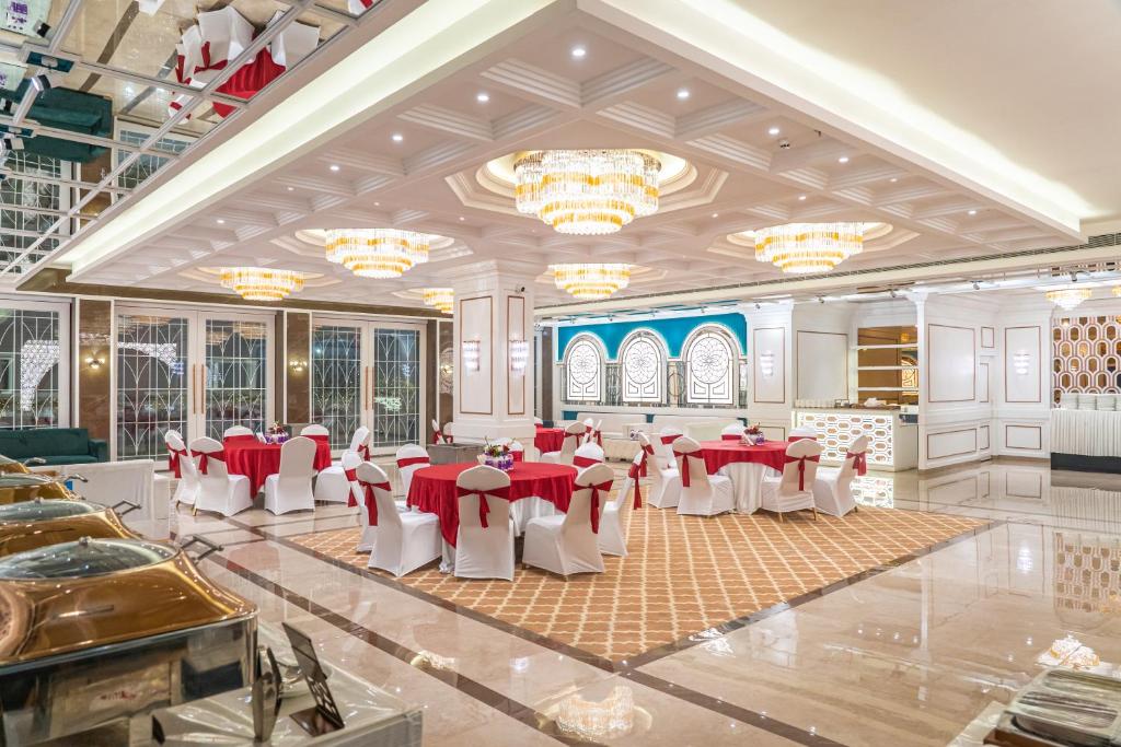 Restaurace v ubytování Clarion Hotel Dehradun