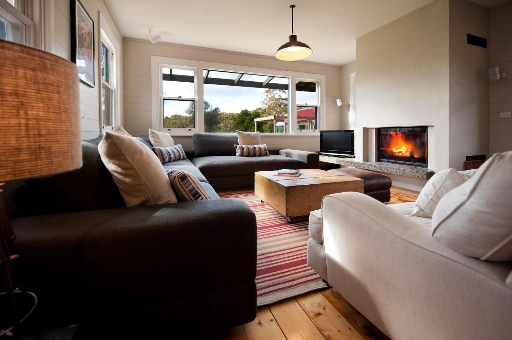 sala de estar con sofás y chimenea en Morgantis en Daylesford
