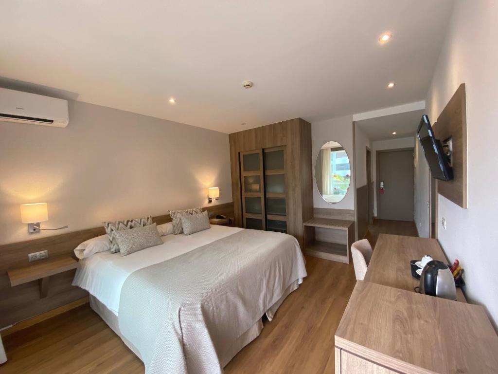 Postel nebo postele na pokoji v ubytování Hotel Colon Rambla
