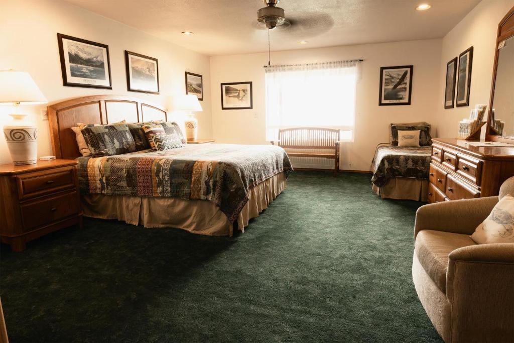 海恩斯的住宿－Suite 1 Lynn View Lodge，酒店客房,配有床和沙发