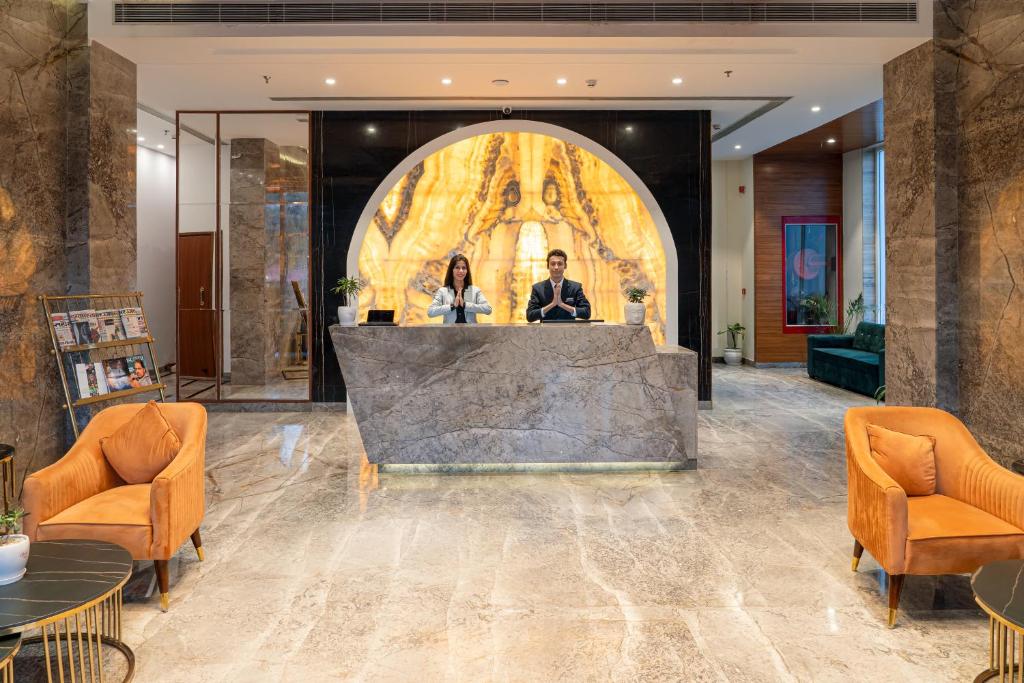 Posezení v ubytování Clarion Hotel Dehradun