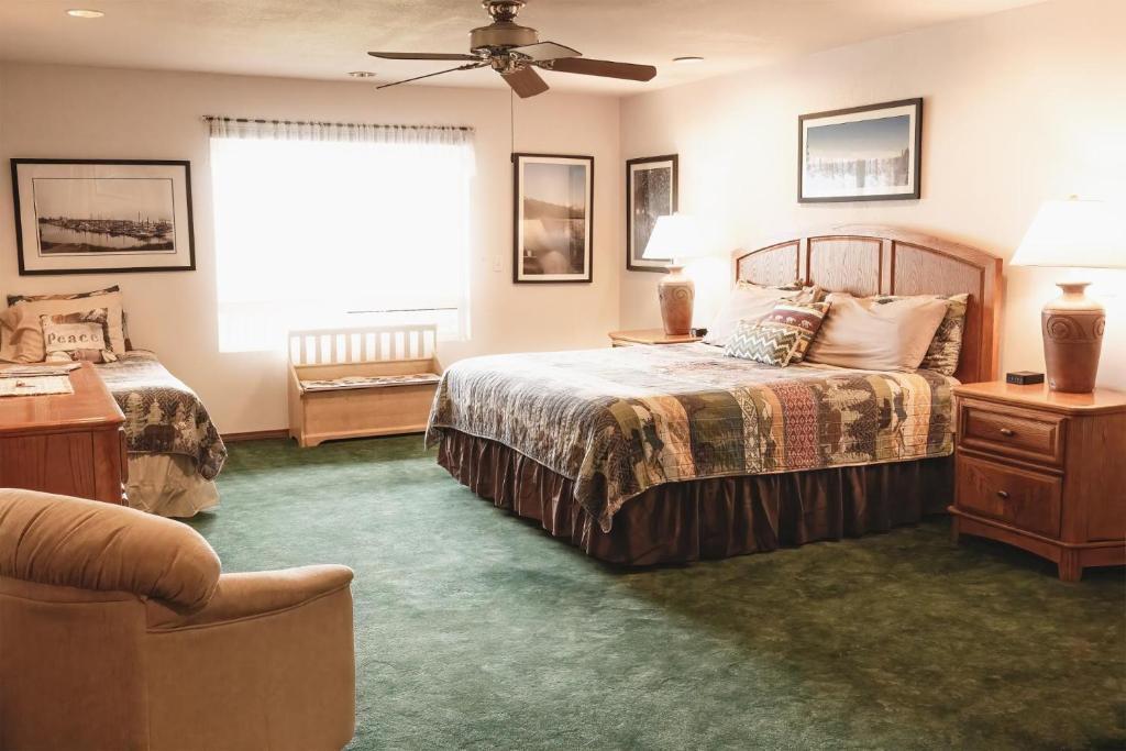 una camera con 2 letti e un ventilatore a soffitto di Suite 2 Lynn View Lodge a Haines
