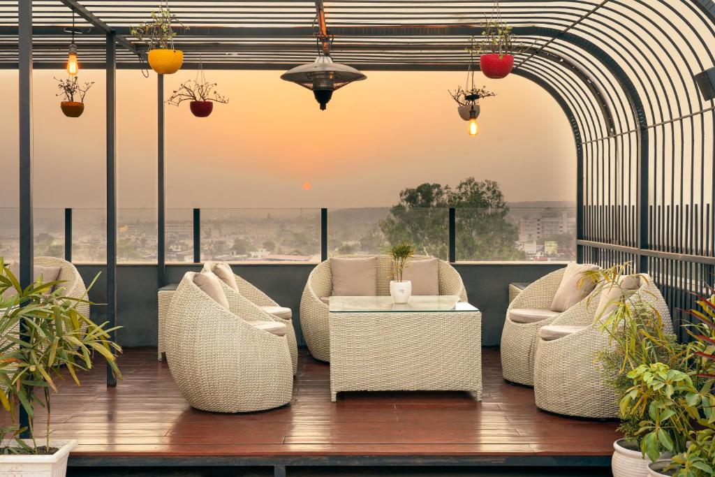 Posezení v ubytování Clarion Hotel Dehradun