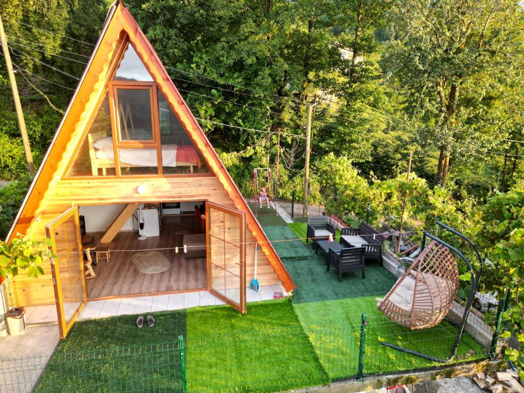 an overhead view of a tiny house in a yard at Neyla Suit in Arhavi