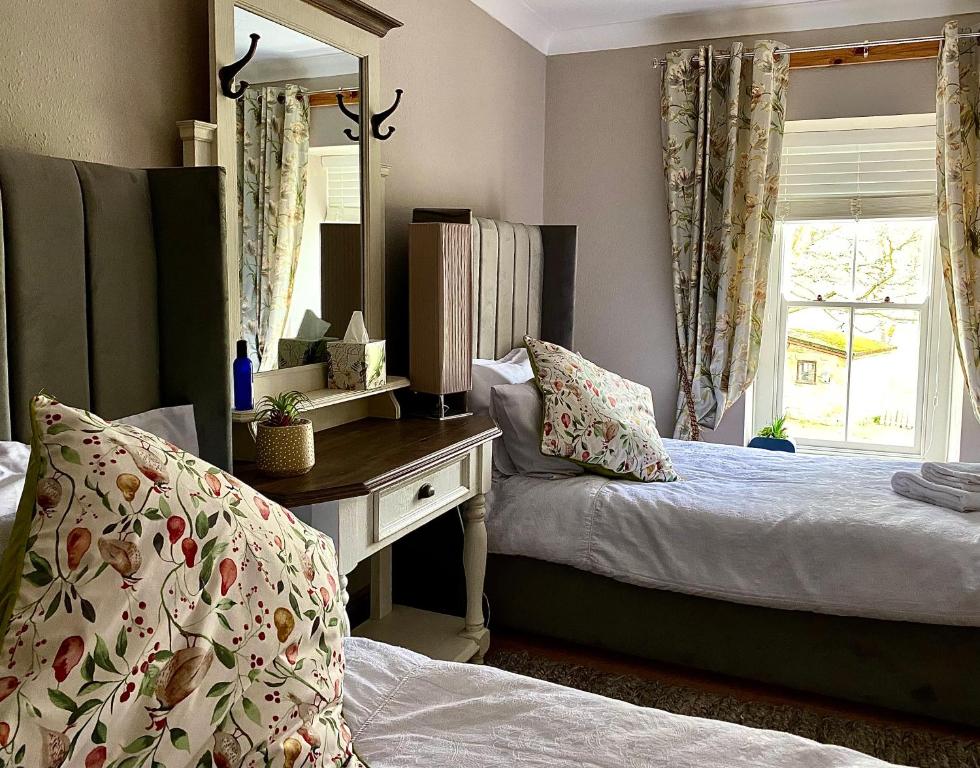 Bird In Bush Elsdon - Family Room