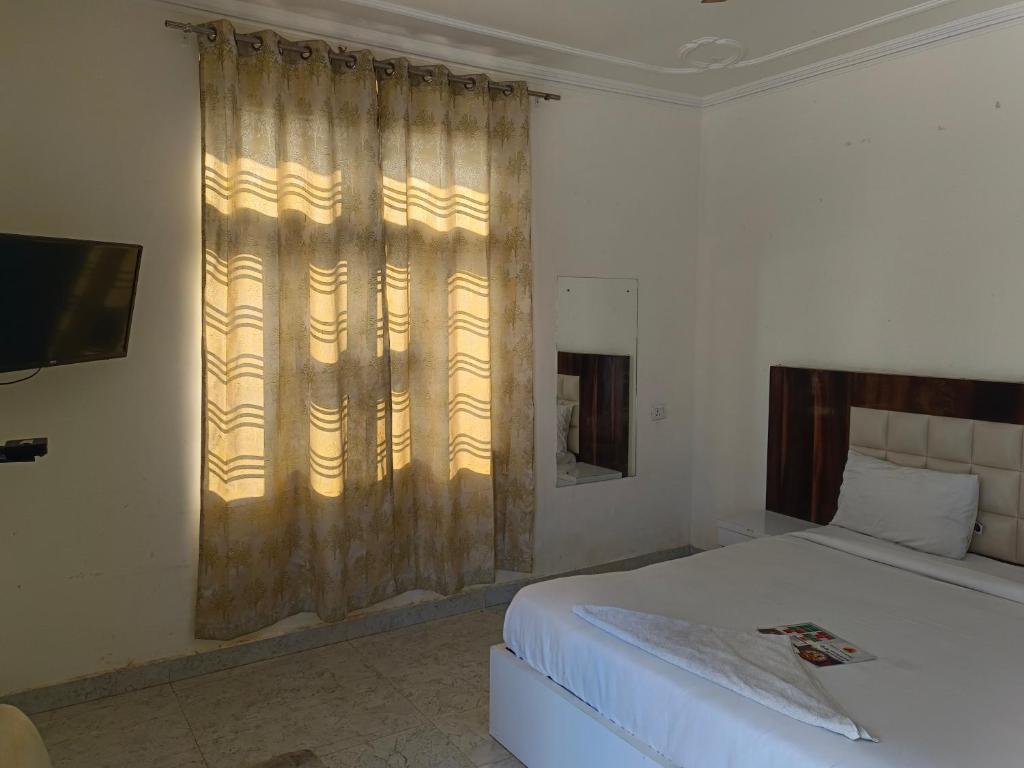 Postel nebo postele na pokoji v ubytování Viraj Guest House