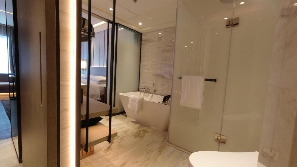 Koupelna v ubytování Renaissance Shenzhen Luohu Hotel