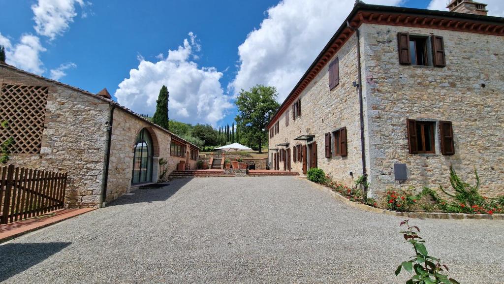 - une vue extérieure sur un bâtiment avec une allée dans l'établissement La Corte del Chianti Classico, à Gaiole in Chianti