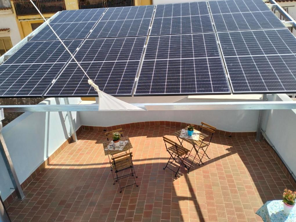 - une vue sur le toit avec des panneaux solaires dans l'établissement Dammuso SoleLuna., à Terrasini