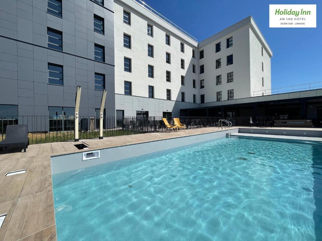 第戎的住宿－Holiday Inn Dijon Sud - Longvic, an IHG Hotel，大楼前的大型游泳池