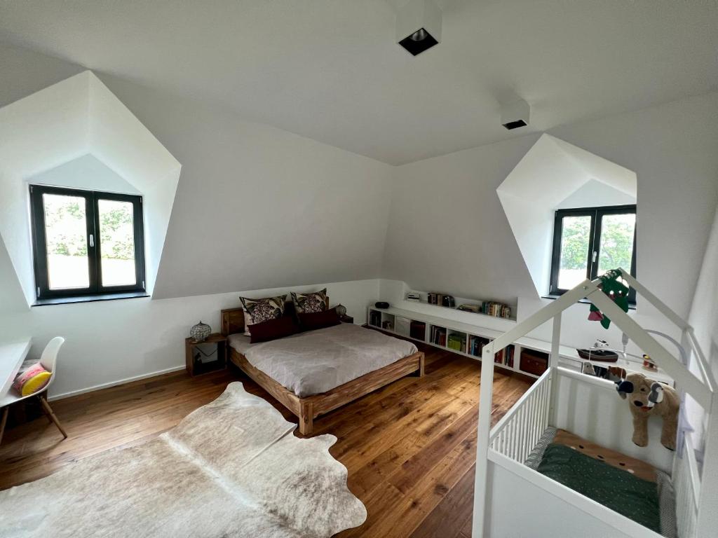 Postel nebo postele na pokoji v ubytování Trierer Heide - Architektur zum wohl fühlen