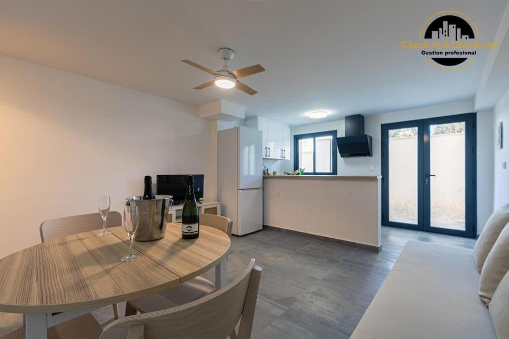 a dining room and kitchen with a table and chairs at Apartamento Camino Lago in Torremolinos