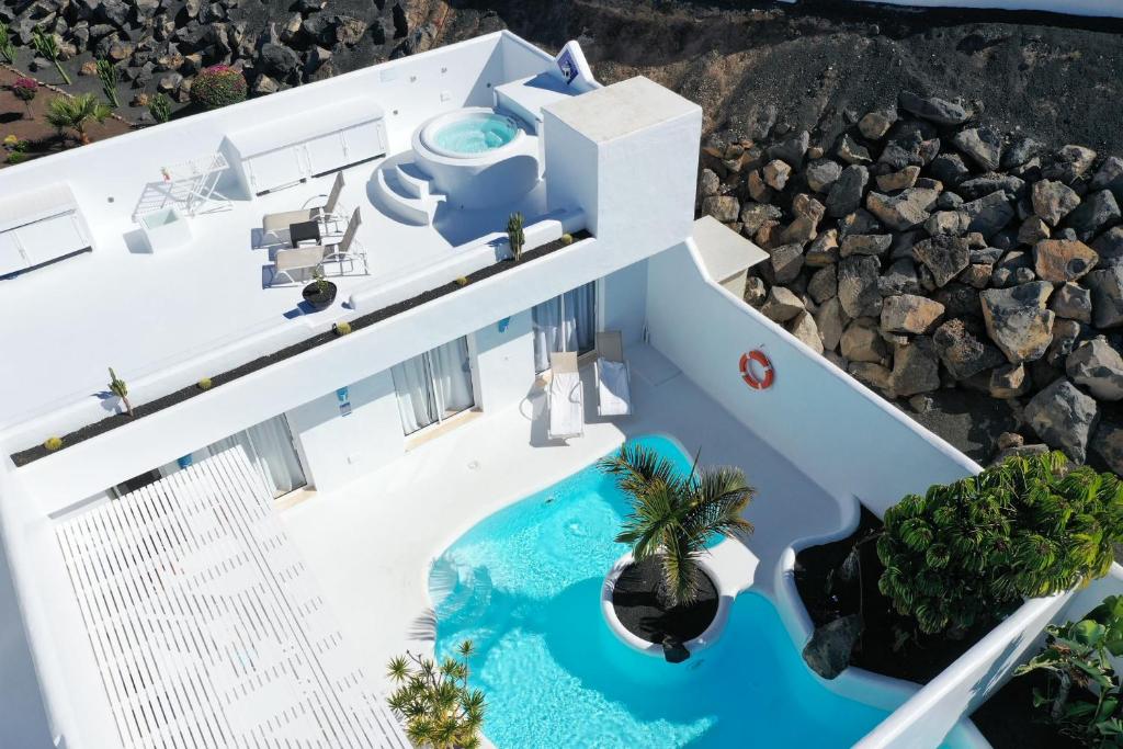 uma vista aérea de uma casa com piscina em Villas Veaco Bahiazul with private pool em Corralejo