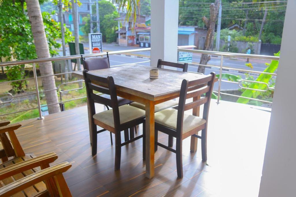 Balkón nebo terasa v ubytování Canal Side Guest House Polonnaruwa