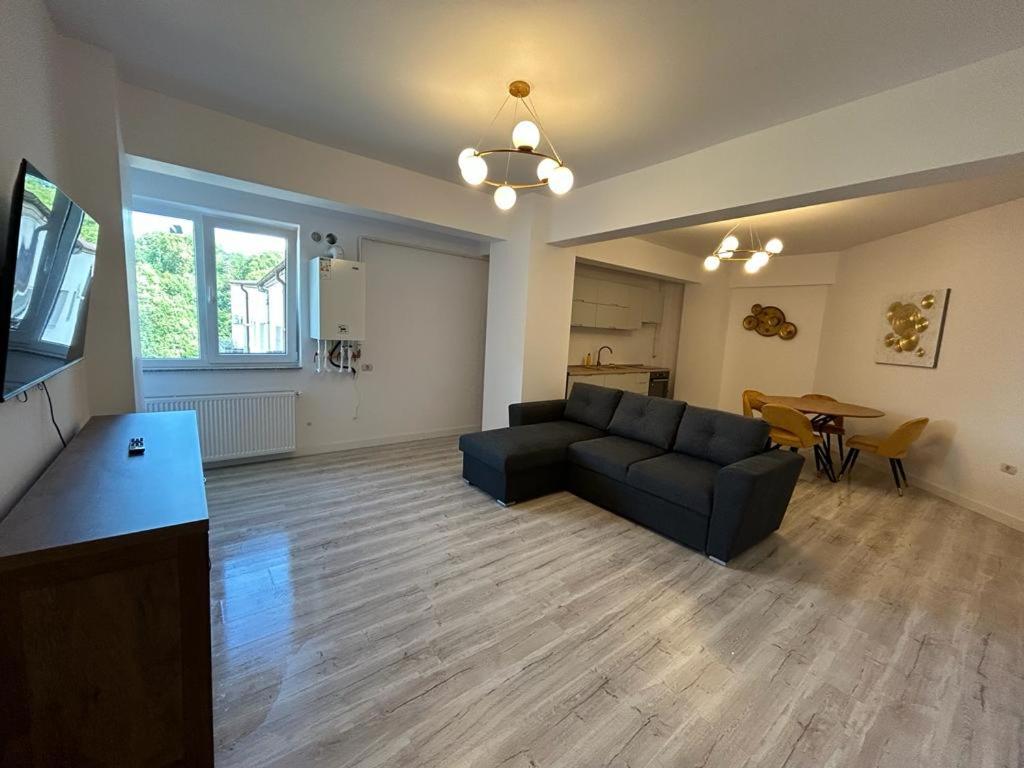 Cozy Deluxe Apartments in Centre of Historical Suceava - Appartement De Deux Chambres