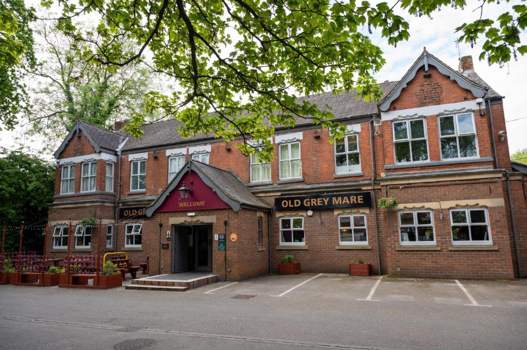 een oud bakstenen gebouw met een oude stadsmarkt bij Old Grey Mare Inn by Greene King Inns in Hull