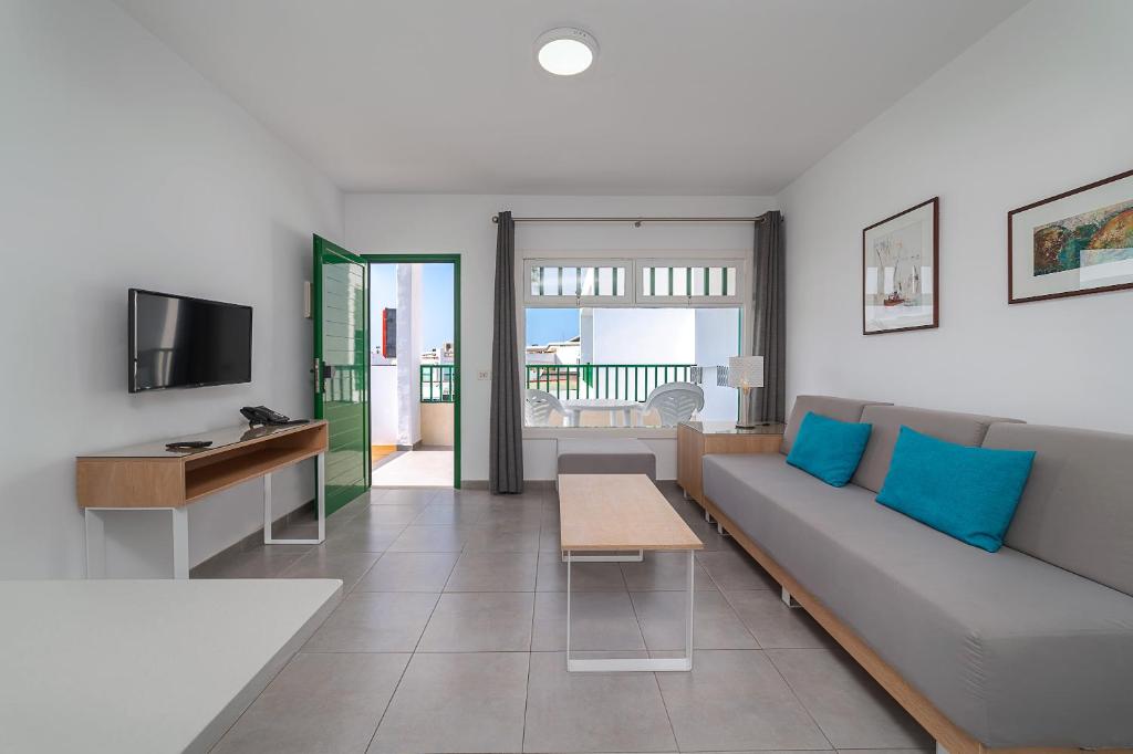 TV a/nebo společenská místnost v ubytování Apartamentos Elena