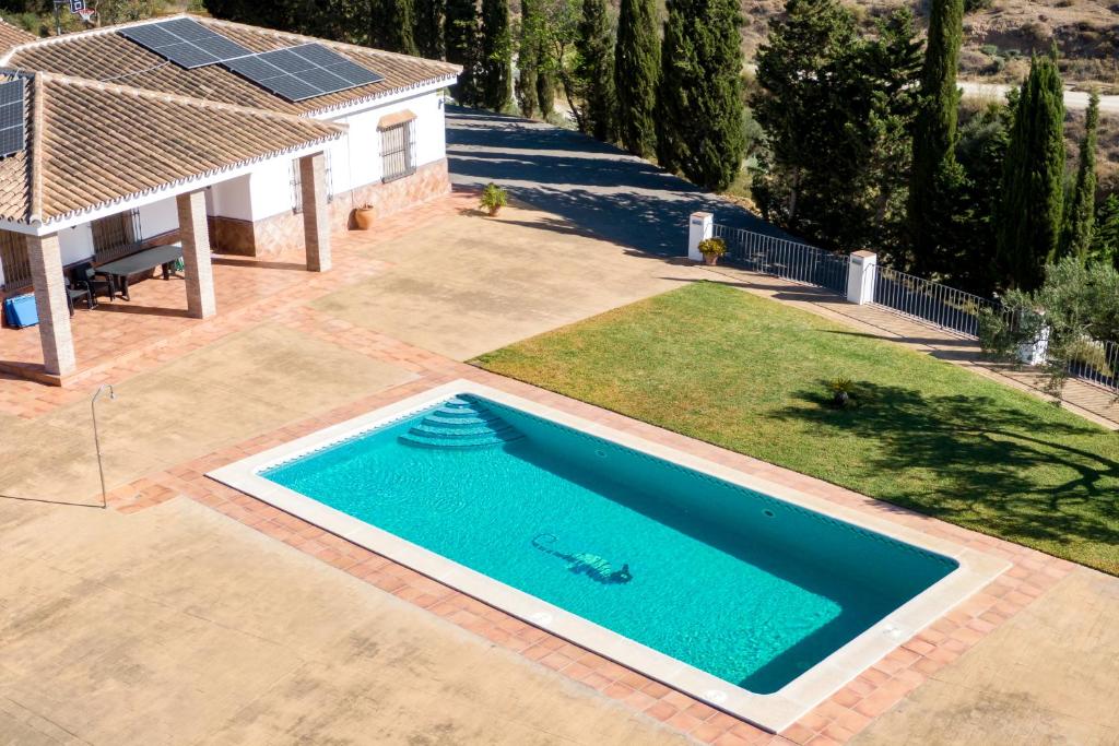 阿洛拉的住宿－Casa Rural Lomillas de Canca，享有庭院游泳池的顶部景色