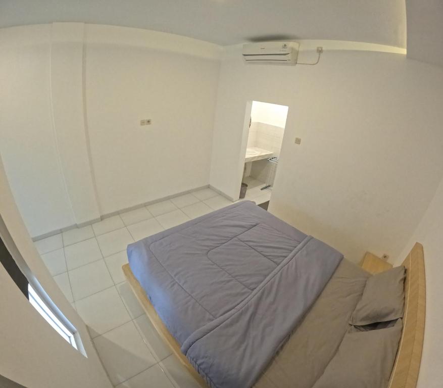 1 dormitorio pequeño con 1 cama en una habitación en Joglo Riverside, en Kejayan