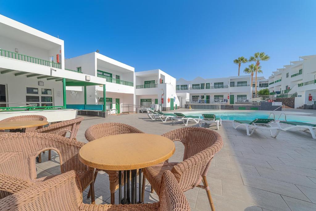 Bazén v ubytování Apartamentos Elena nebo v jeho okolí
