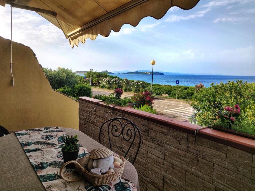 patio ze stołem i widokiem na ocean w obiekcie [Funtana Meiga - Marina Breeze] 50mt from sea w mieście Funtana Meiga