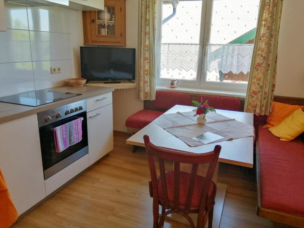 Kuchyň nebo kuchyňský kout v ubytování Holiday Home Mayrhofer by Interhome