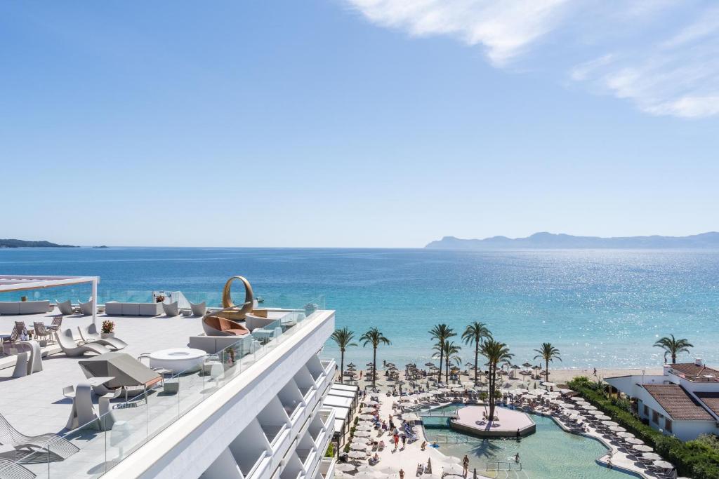 een luchtzicht op een resort met een strand bij Hotel Condesa in Port d'Alcudia